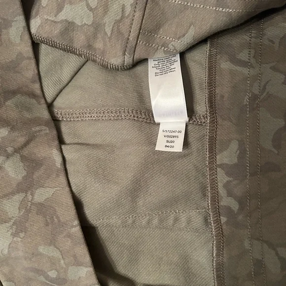 Athleta Printed Farallon Sweatshirt Size Medium Camo Olive NWT - Picture 10 of 10